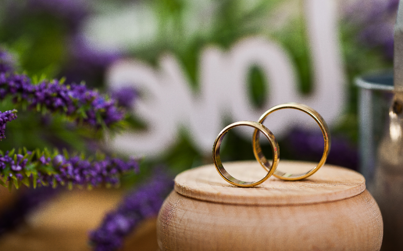 立てられている金の結婚指輪