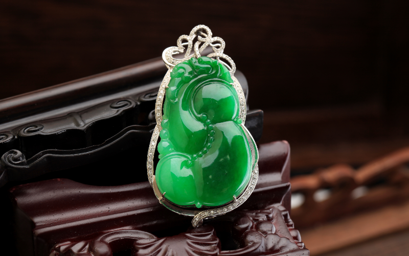 世界最古の翡翠 「糸魚川翡翠」 日本の国石 「翡翠」 5月の誕生石 魔除けや厄除け 幸運のお守り 安心の原産地証明書付属 翡翠 (硬玉) 勾玉