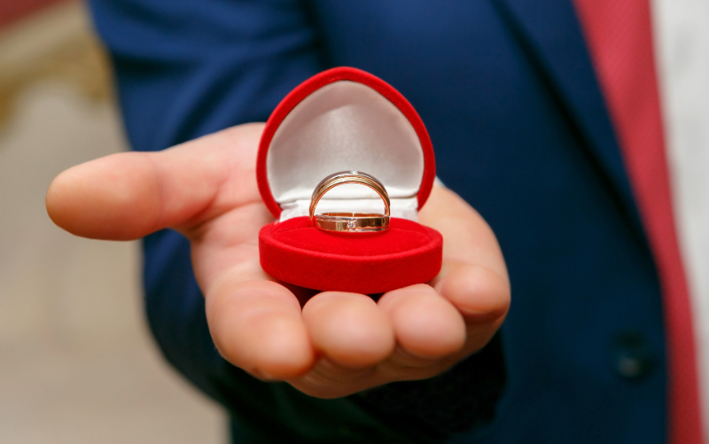女性にプレゼントする結婚指輪