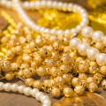 金や真珠のネックレスと金貨