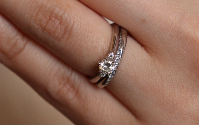 重ね付けした婚約指輪と結婚指輪