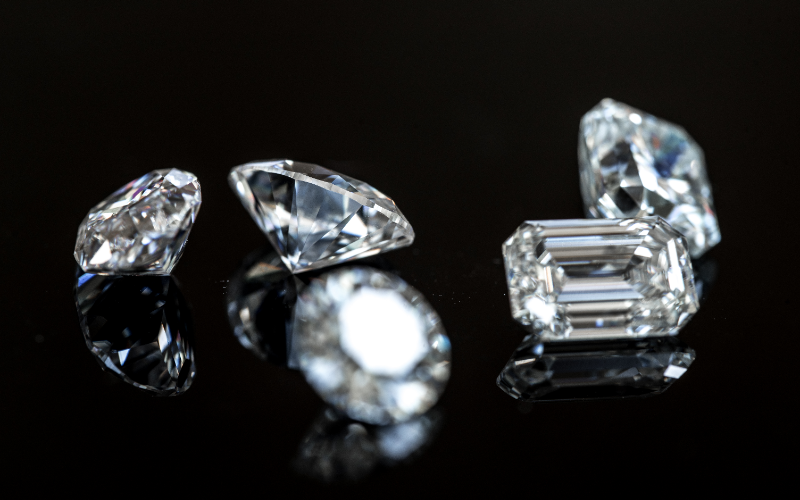 偽物ダイヤモンドを見抜くことができる？簡単な方法とは