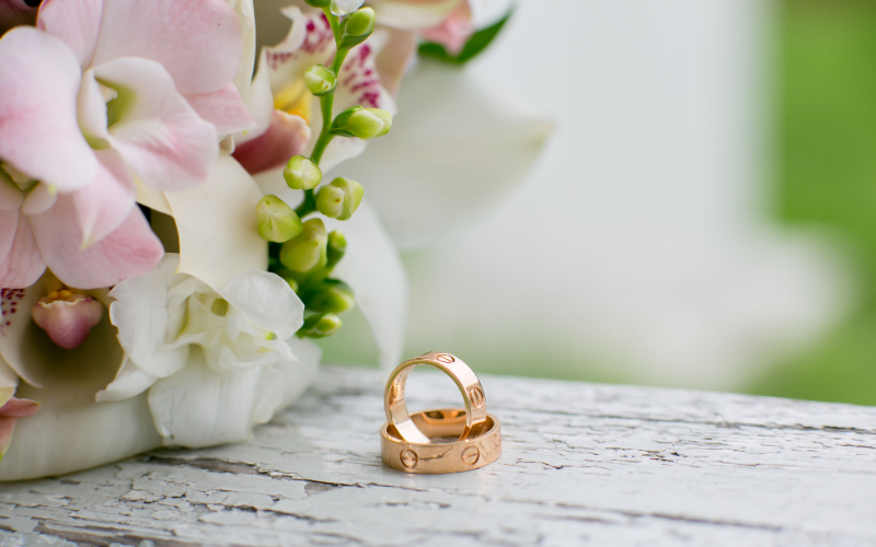 机に置かれている結婚指輪